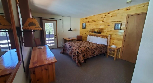Номер Standard с балконом Swiftcurrent Lodge
