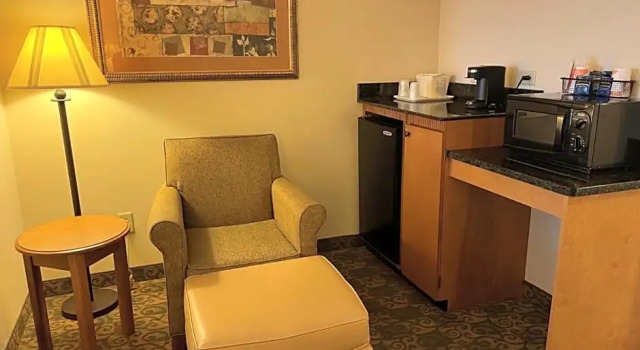 Двухместный люкс с видом на озеро Comfort Suites Valdosta Mall Area