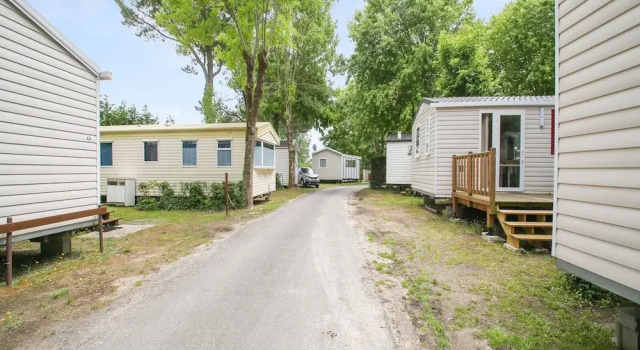Swanky Mobile Home in Saint Jean de Monts near Seabeach, Забронировать Дом для отпуска Отели Сен-Жан-де-Мон с бассейном, Бассейн