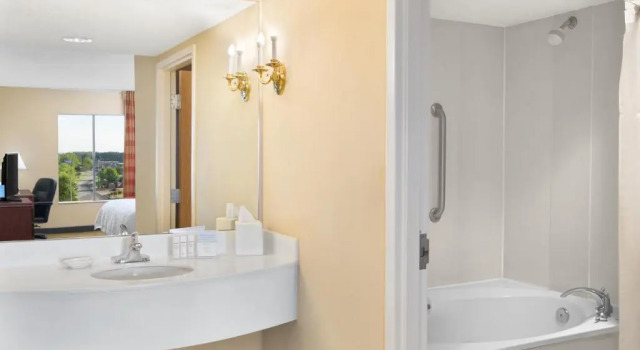 Люкс Hampton Inn Columbus-North