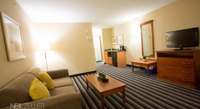 Номер Standard Days Inn & Suites by Wyndham Edmonton Airport