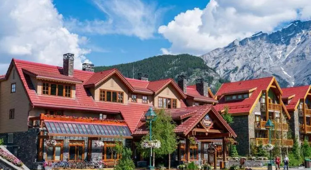 Łóżko w pokoju wieloosobowym Banff Ptarmigan Inn