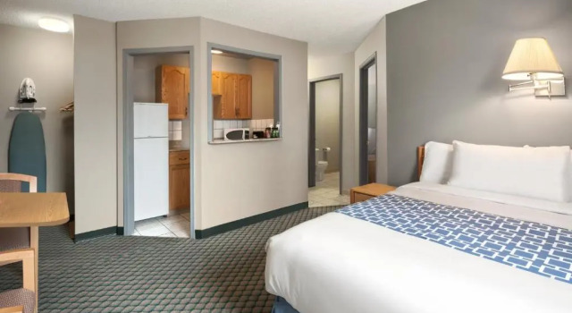 Четырёхместный люкс c 1 комнатой Travelodge by Wyndham Edmonton Airport