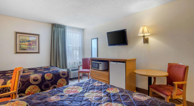 Четырёхместный номер Standard Rodeway Inn Asheville