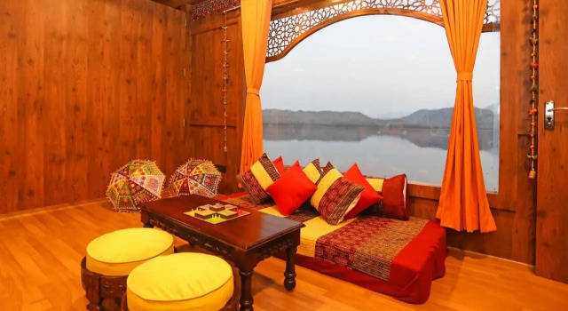 Houseboat in Kevadia Near Statue of Unity, Rezervovat Rekreační dům Chaty v Gujarat, Chalupa