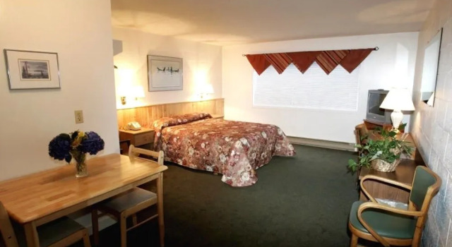Pacific Rim Motel, Забронировать Мотель Отели Уклуэлет с парковкой, рядом с Huu-Mees-Ma-As Native Art Gallery, Парковка