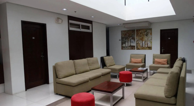 Holiday Suites Business District (Empire Suites Hotel)