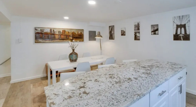 Sleek & Central Centennial Apartment w/ Fireplace!, Buchen Sie Ferienwohnung Centennial 