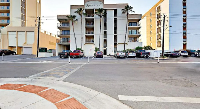 5570 Gulf Blvd Condo Unit 203 - 2 Br condo by RedAwning, Varaa Huoneisto Hotellit Padre Island uima-altaalla, Uima-allas