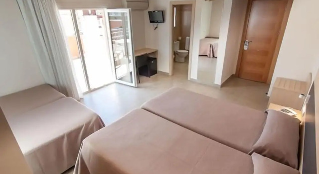 Четырёхместный номер Standard с балконом Hotel San Luis
