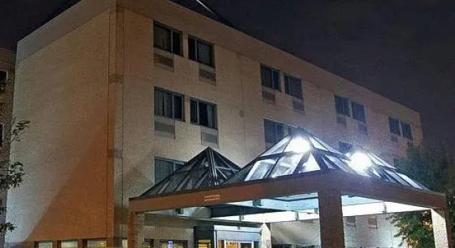 Полулюкс Hôtel & Suites Le Dauphin Québec