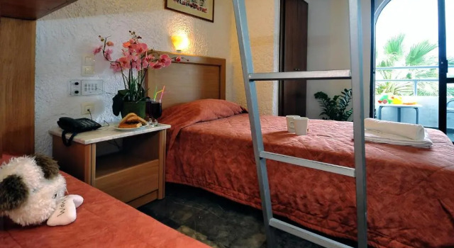 Трёхместный номер Standard с балконом Karteros Hotel