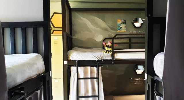 Кровать в общем номере Beehive Phuket Old Town Hostel