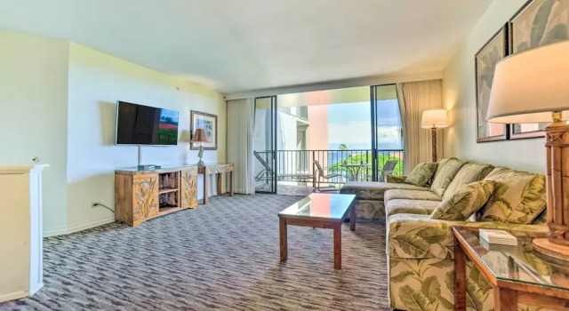 Cute Beachfront Condo w/ Lanai & Resort Pools