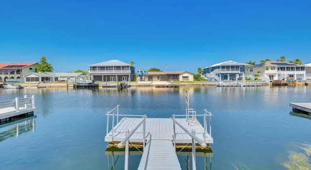 Waterfront Hernando Beach Home w/ Dock & Hot Tub!, Buchen Sie Ferienhaus Villen in Spring Hill, Villa
