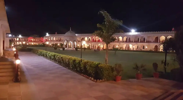 V Resorts Rajmahal Orchha, Забронировать Отель Отели Орчха с бассейном, Бассейн