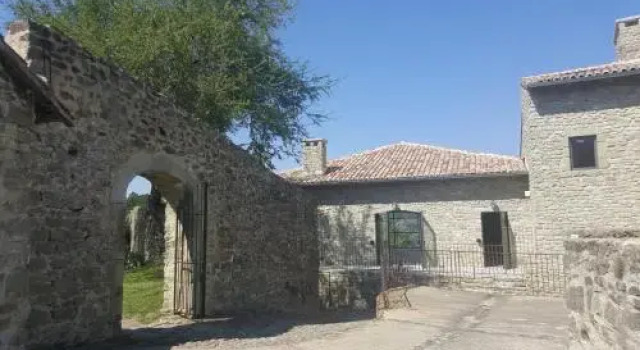 La SCIC du Château de Poët-célard, Rezerwuj Hotel Hotele w Drôme z parkingiem, Parking