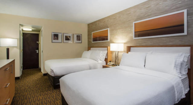 Четырёхместный номер Standard Holiday Inn Saratoga Springs by IHG