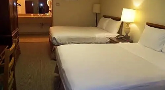 Четырёхместный номер Deluxe University Inn