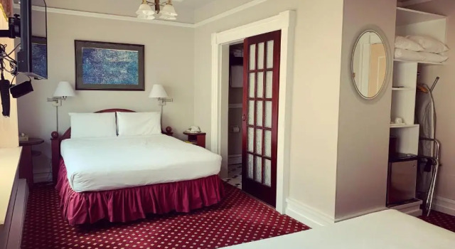 Четырёхместный номер Standard Bedford Regency Hotel, Trademark Collection by Wyndham