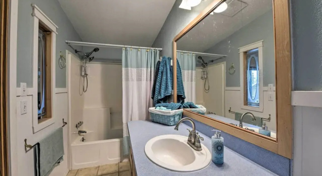 Коттедж Cute Cottage w/ Deck Walk 115 Ft to Brewery & Cafe