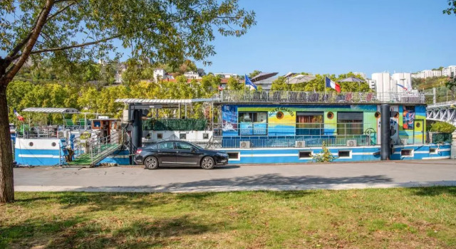 Studio Peniche au coeur de Lyon pour 2 personnes, insolite et calme, Rezerwuj Apartament Hotele w Rhône z parkingiem, Parking