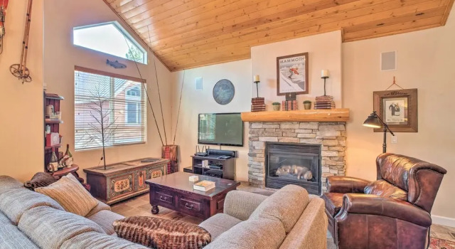 Mammoth Lakes Townhome - 10-min Walk to Village!