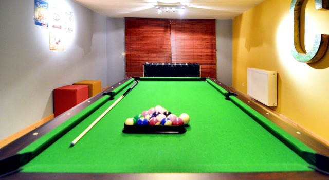 Шале Luxurious Villa with Sauna, Hot Tub, Recreation Room, Large Enclosed Garden