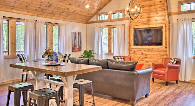 Modern Broken Bow Cabin: Large Deck, BBQ & Pergola, Boek Hotel Broken Bow Oklahoma