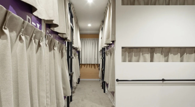 Кровать в общем номере Honjin Hostel