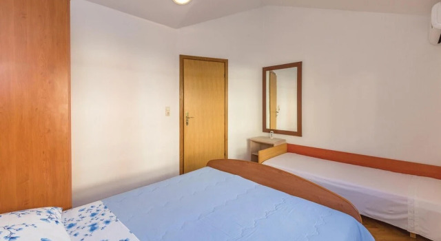 Stunning Apartment in Makarska With 3 Bedrooms and Internet, Забронировать Апартаменты/квартира Отели Макарска с парковкой, Парковка