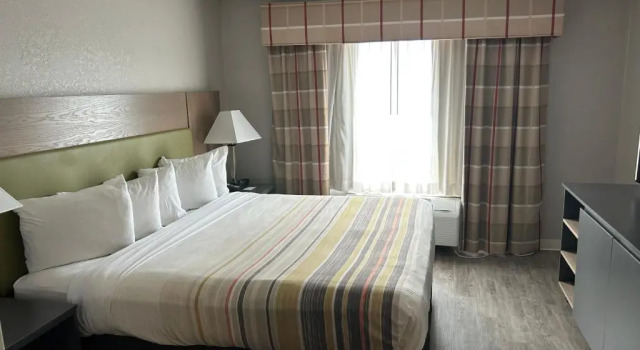 Люкс Country Inn & Suites by Radisson, Grand Rapids Airport, MI