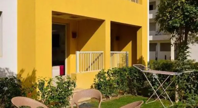 Sia lagoons chalet with garden Crystal lagoon view, Book Chalet Sommerhuse i North Coast, Hytte