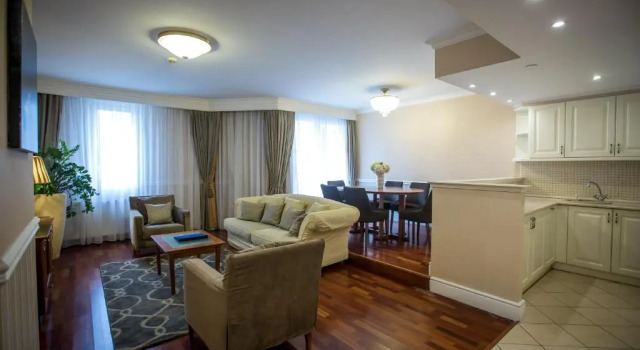 Полулюкс Deluxe Queens Court Hotel & Residence