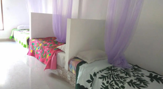 Кровать в общем номере Bali Sari Homestay
