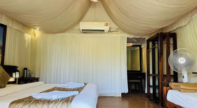 Тент с балконом и с видом на бассейн Lion Park Hotel And Resort