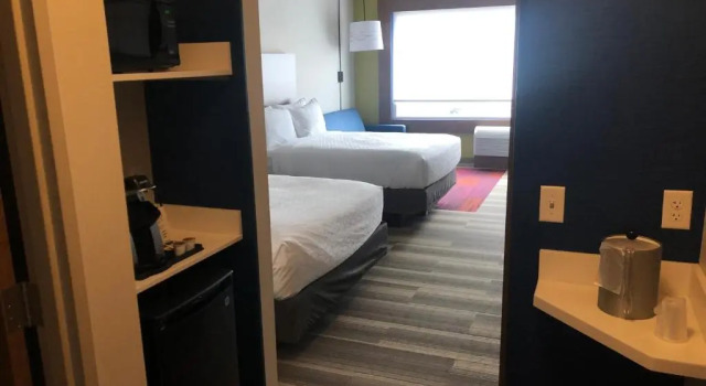 Четырёхместный номер Standard Holiday Inn Express & Suites - Madison West - Middleton by IHG