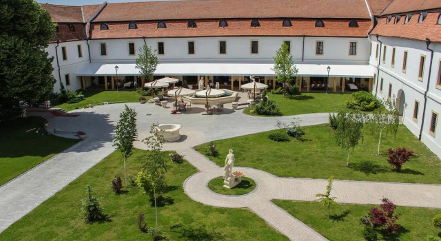 Hotel Medieval, Book Hotel Hotels in Alba with Parking, Parking