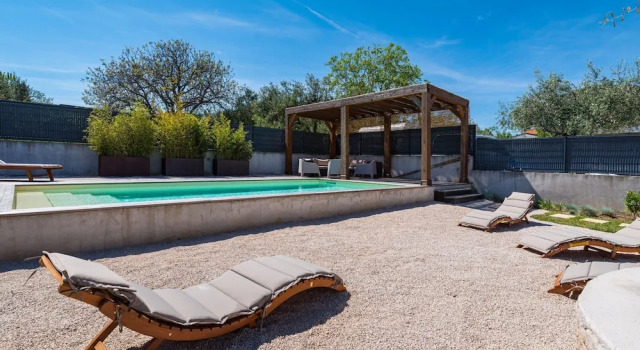Nice Villa With Private Pool, Fenced Garden, Roofed Terrace, Near the Beach, Забронировать Вилла Коттеджи Задарской жупания, рядом с Пляж Марина Далмация, Коттедж