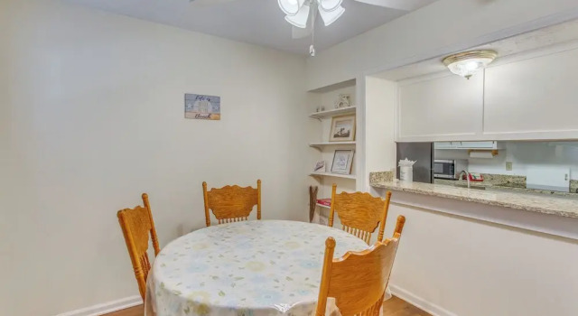 Walk to Myrtle Beach: Townhome w/ Pool Access, Забронировать Апартаменты/квартира Отели Миртл-Бич с парковкой, рядом с Pine Lakes International Country Club, Парковка
