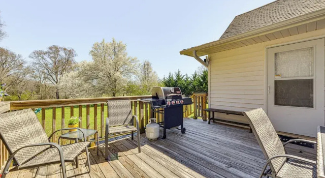 Коттедж 'the Farmhouse' in Fort Lawn w/ Fire Pit & Deck!