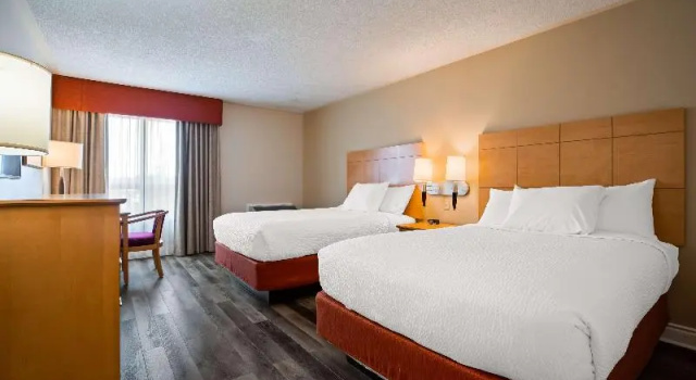 Четырёхместный номер Standard с балконом Best Western Smiths Falls Hotel