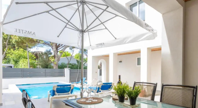 Вилла Goldhome - New house with private heated pool, parking, wifi, games room