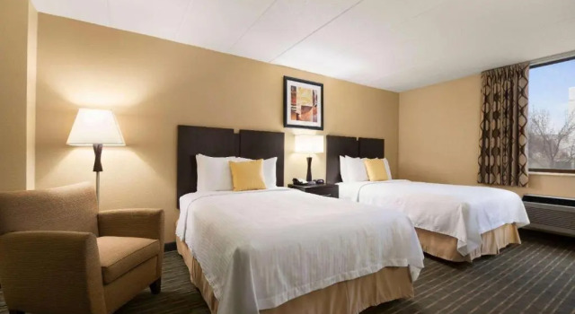 Четырёхместный номер Executive Days Hotel by Wyndham University Ave SE