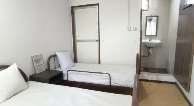 Кровать в общем номере с 6 комнатами Natol Homestay - Kenyalang Park