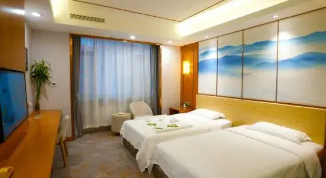 Кровать в общем номере (женский номер) Tai Zhong Hotel