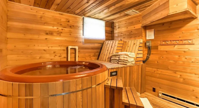 Коттедж с 3 комнатами с балконом Riverside Winthrop Chalet w/ Hot Tub & 2 Decks!