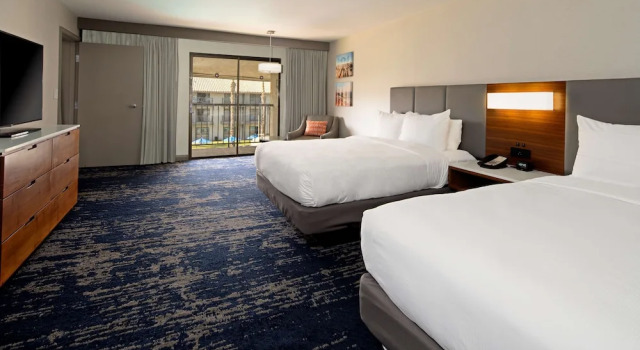 Номер Standard с 2 комнатами с балконом DoubleTree by Hilton Bakersfield