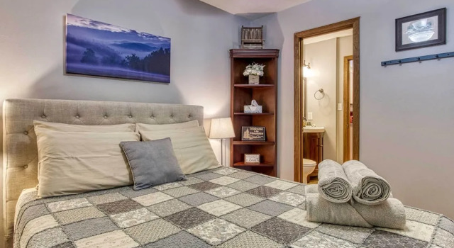 Cozy Cabin w/ Mountain Views Near SkyLift Park, Забронировать Дом для отпуска Отели Great Smoky Mountains National Park с парковкой, Парковка