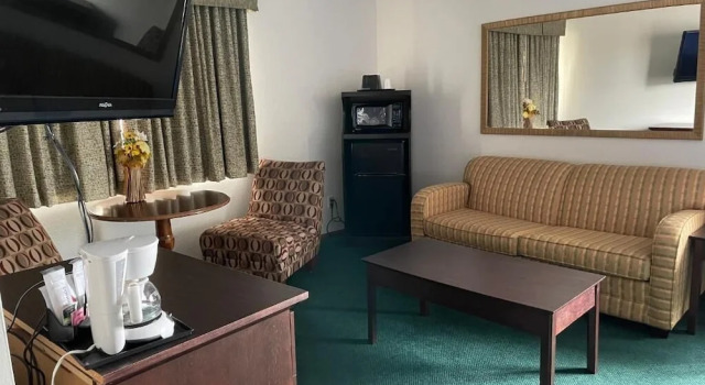Четырёхместный семейный люкс Heritage Inn Hotel